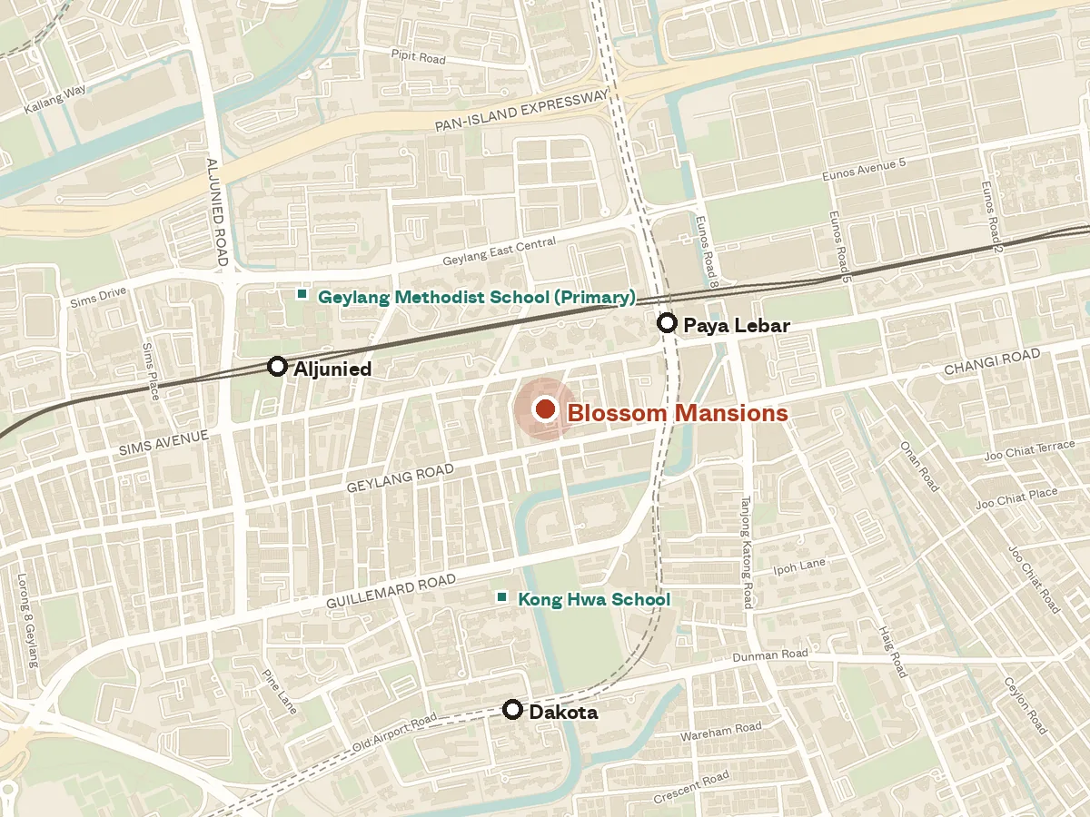 Map of the area around Blossom Mansions, with nearby MRT stations and primary schools