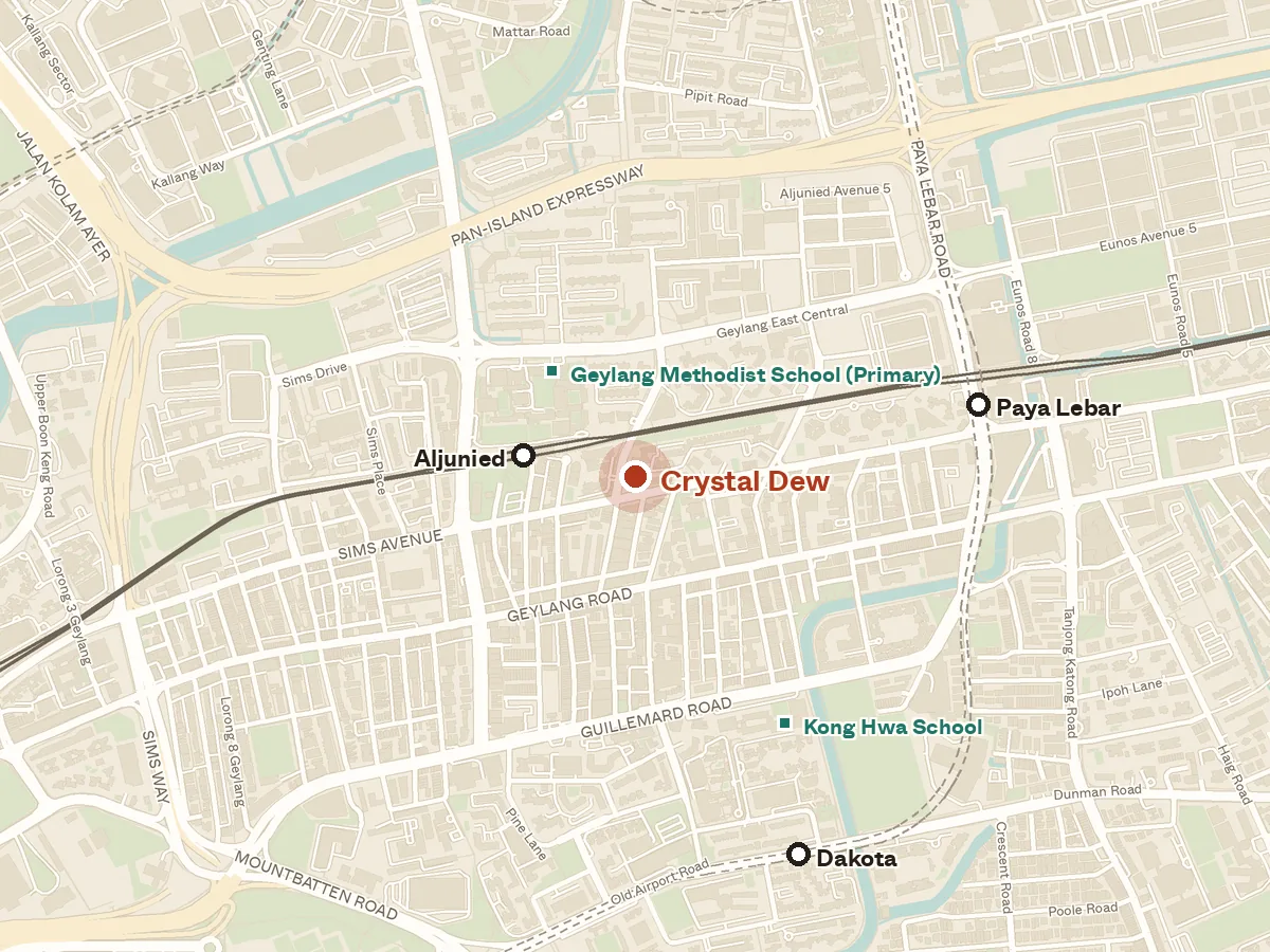 Map of the area around Crystal Dew, with nearby MRT stations and primary schools