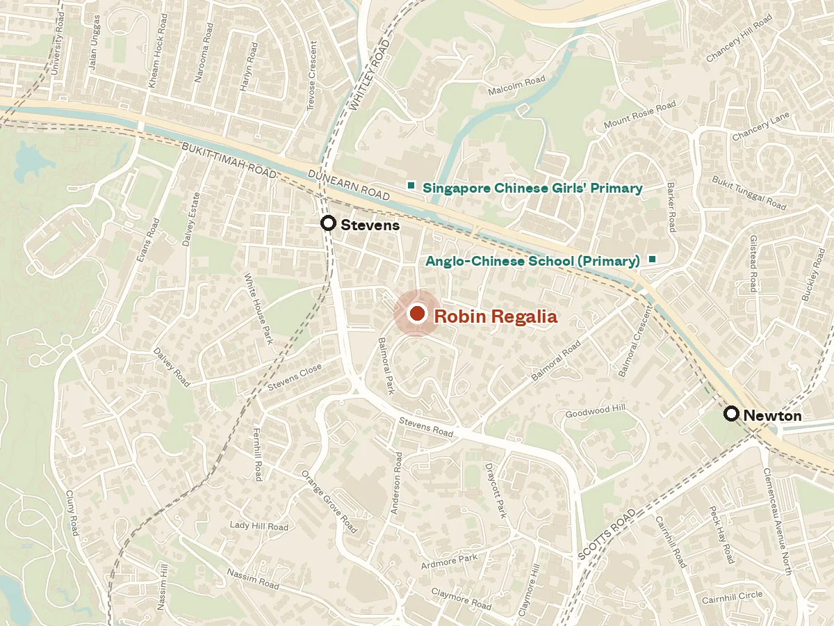 Map of the area around Robin Regalia, with nearby MRT stations and primary schools